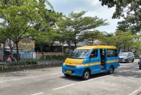 Angkot di Kota Bandung. Menjelang pergantian tahun, Pemerintah Provinsi Jawa Barat meliburkan operasional angkot pada 31 Desember 2025 hingga 1 Januari 2026 dan memberikan kompensasi sebesar Rp500 ribu kepada sopir dan pemilik unit angkot. (Foto: Kabar Pajajaran)