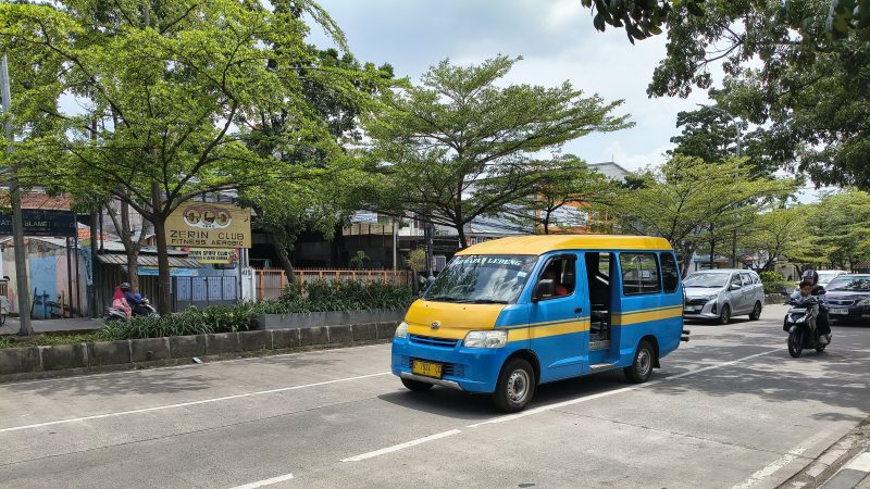 Angkot di Kota Bandung. Menjelang pergantian tahun, Pemerintah Provinsi Jawa Barat meliburkan operasional angkot pada 31 Desember 2025 hingga 1 Januari 2026 dan memberikan kompensasi sebesar Rp500 ribu kepada sopir dan pemilik unit angkot. (Foto: Kabar Pajajaran)
