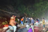 Material longsor menutup sebagian badan Jalan Cadas Pangeran, Desa Cigendel, Kecamatan Pamulihan, Kabupaten Sumedang, Kamis (25/12/2025). Sumber foto: BPBD Sumedang