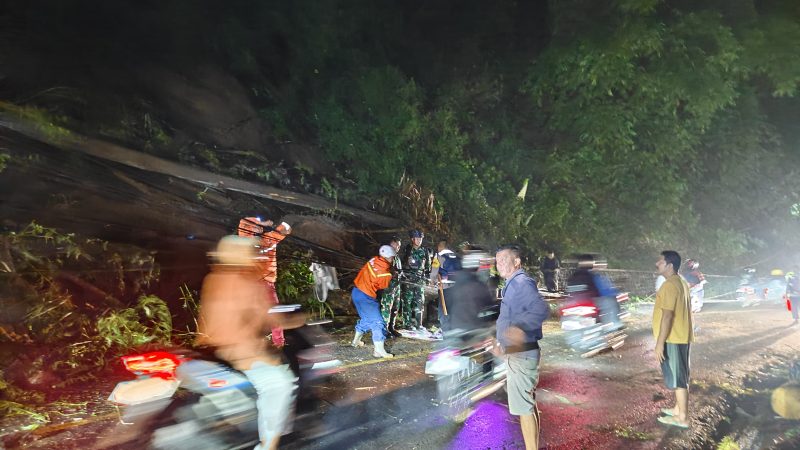 Material longsor menutup sebagian badan Jalan Cadas Pangeran, Desa Cigendel, Kecamatan Pamulihan, Kabupaten Sumedang, Kamis (25/12/2025). Sumber foto: BPBD Sumedang
