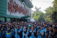 Warga dan sejumlah pegawai Pemkot Bandung mengikuti kegiatan Aksi Bebersih Stadion Siliwangi, Minggu (28/12/2025). Foto: bandunghariini.com