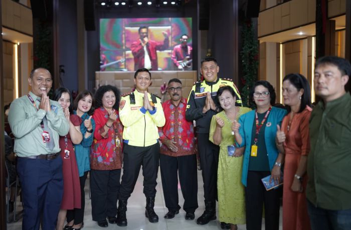 Kapolres Cimahi AKBP Niko Nurullah Adi Putra melakukan monitoring perayaan Natal di salah satu gereja di Kota Cimahi, Rabu (24/12/2025). Foto: Warta Pajajaran