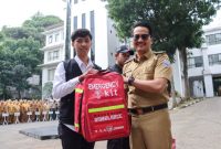 Wakil Wali Kota Cimahi Adhitia Yudisthira meluncurkan Motorbike Ambulance untuk memperkuat layanan kesehatan masyarakat, Senin (8/12/2025). Foto: Diskominfo Kota Cimahi