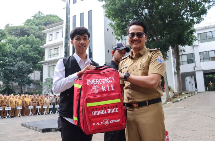 Wakil Wali Kota Cimahi Adhitia Yudisthira meluncurkan Motorbike Ambulance untuk memperkuat layanan kesehatan masyarakat, Senin (8/12/2025). Foto: Diskominfo Kota Cimahi