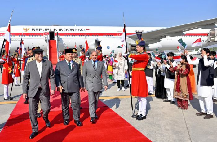 Presiden Prabowo Subianto tiba di Pakistan dalam kunjungan kenegaraan dengan agenda penguatan hubugan diplomatik kedua negara, Kamis (11/12/2025). Foto: @sekretariat.kabinet