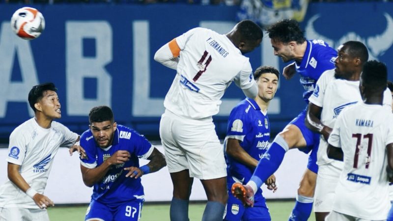 Andrew Jung (Persib) menyundul bola ke gawang PSM Makassar usai menerima umpan sepak pojok Thom Haye pada pertandingan Super League di Stadion GBLA, Bandung. Persib menang tipis 1-0. Foto: Instagram Persib.