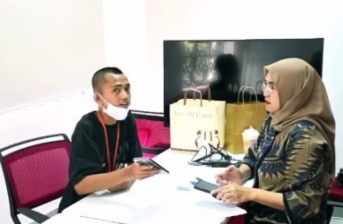 Remaja asal Kabupaten Bandung, Rizki, dipastikan dalam kondisi baik saat berada di kantor KBRI Phnom Penh, Rabu (19/11/2025).