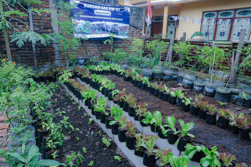 Aktivitas pengelolaan sampah berbasis ekonomi sirkular di salah satu wilayah Kota Bandung sebagai bagian dari upaya Pemkot Bandung mengintegrasikan pengolahan sampah dari hulu hingga hilir untuk mengurangi beban TPA dan meningkatkan nilai guna sampah. Foto: bandung.go.id