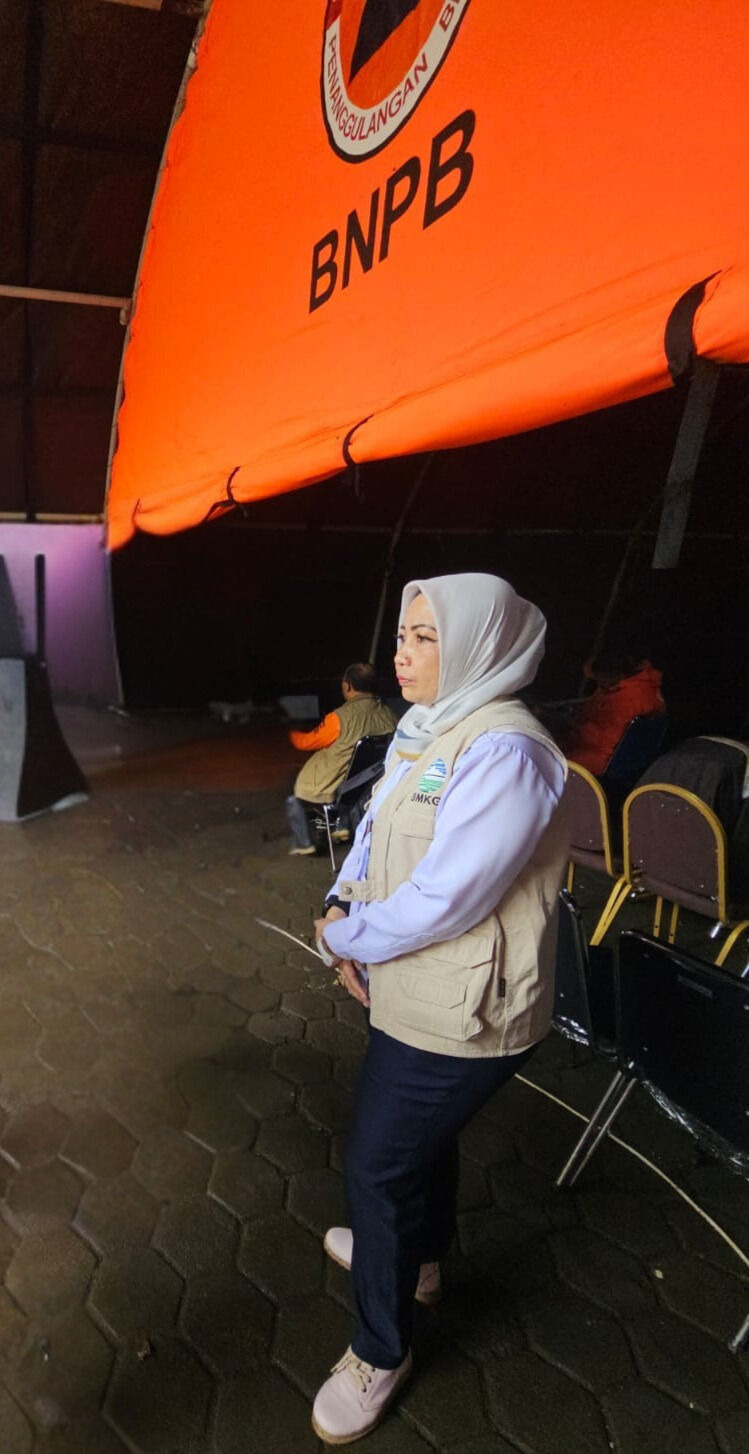 Kepala BMKG Stasiun Geofisika Bandung, yang aktif memberikan informasi terkait cuaca dan gempa bumi di Jawa Barat, adalah
Dr. Teguh Rahayu, S.Kom, MM. Beliau aktif dalam koordinasi penanganan bencana dan operasi modifikasi cuaca di wilayah Jawa Barat, Foto : Tim Liputan Kabar Pajajaran