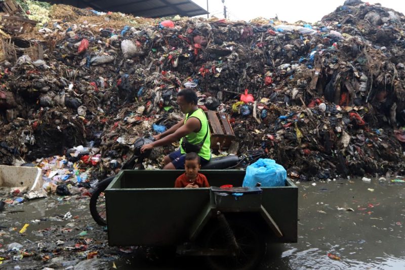 Tumpukan sampah di Pasar Caringin Kota Bandung mengganggu aktivitas warga. Foto: pasjabar.com