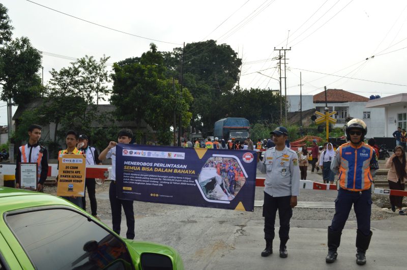 Relawan Komunitas Edan Sepur Indonesia Daerah 2 Bandung bersama unsur terkait melakukan edukasi keselamatan di perlintasan sebidang kereta api sebagai upaya menekan angka pelanggaran dan mencegah kecelakaan di wilayah Bandung Raya. Foto: Komunitas Edan Sepur Daerah 2 Bandung Raya