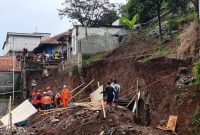 BPBD Jawa Barat bersama tim gabungan berhasil mengevakuasi seluruh korban tertimpa longsor di Dusun Wates, Desa Cisempur Kecamatan Jatinangor, Kabupaten Sumedang. Foto: BPBD Sumedang