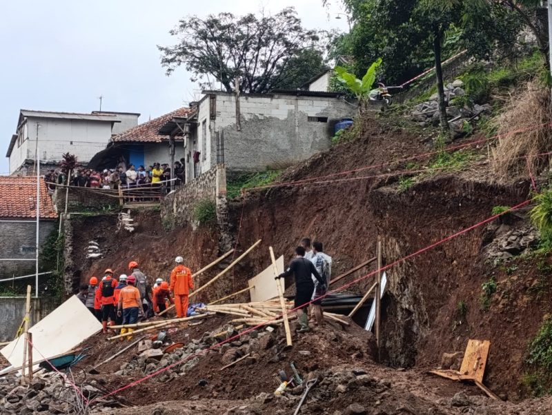 BPBD Jawa Barat bersama tim gabungan berhasil mengevakuasi seluruh korban tertimpa longsor di Dusun Wates, Desa Cisempur Kecamatan Jatinangor, Kabupaten Sumedang. Foto: BPBD Sumedang