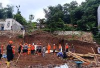 Tim Gabungan masih melakukan pencarian terhadap 4 pekerja bangunan yang tertimpa longsor di Desa Cisempur, Kecamatan Jatinangor, Kabupaten Sumedang, Jumat (2/1/2026). Foto: BPBD Sumedang