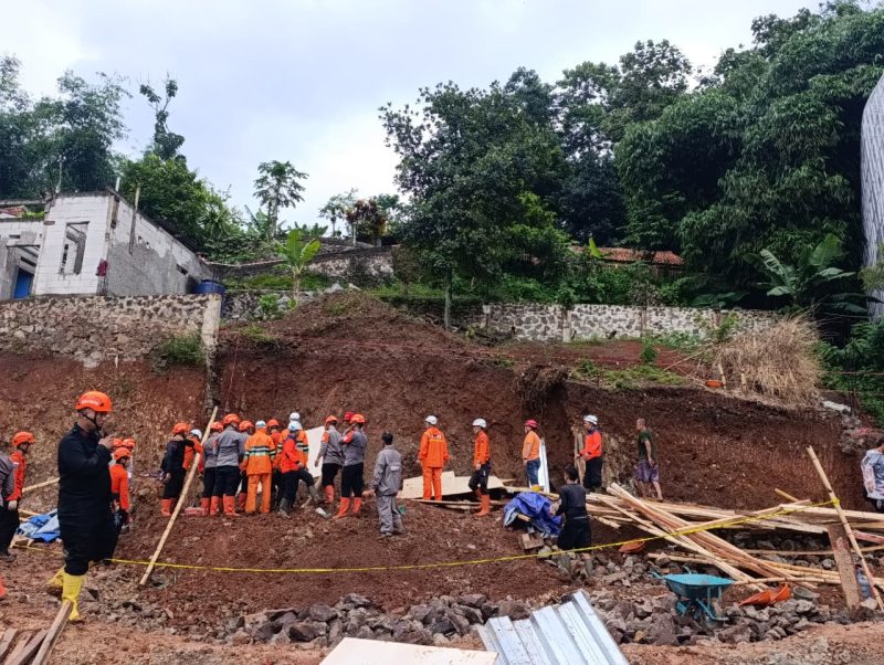 Tim Gabungan masih melakukan pencarian terhadap 4 pekerja bangunan yang tertimpa longsor di Desa Cisempur, Kecamatan Jatinangor, Kabupaten Sumedang, Jumat (2/1/2026). Foto: BPBD Sumedang