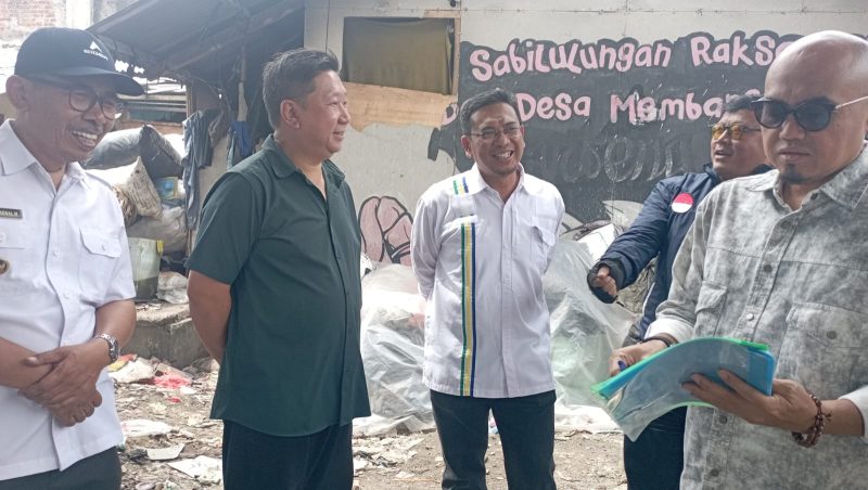 Anggota Komisi IV DPRD Jawa Barat meninjau langsung operasional mesin insinerator Motah di Desa Margahayu Tengah, Kabupaten Bandung, yang mampu mengolah hingga enam ton sampah per hari sebagai upaya mencegah krisis sampah regional. Foto: Dok. Istimewa