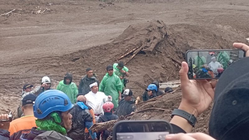 Gubernur Jawa Barat Dedi Mulyadi meninjau lokasi longsor yang menerjang Desa Pasirlangu, Cisarua, Bandung Barat, menimbun 30 rumah dan menyebabkan delapan tewas dan 82 lainya masih dalam pencarian. Foto: Dok. Istimewa