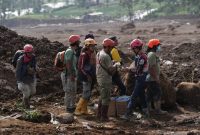 Relawan evakuasi korban longsor Cisarua mendapat suntik tetanus dari Dinkes Jawa Barat untuk menjaga keselamatan dan kesehatan selama proses pencarian. Foto: Humas Jabar