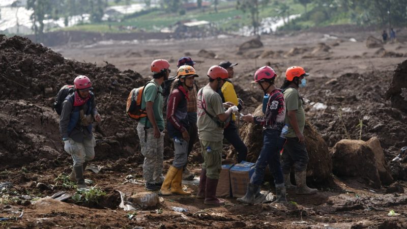 Relawan evakuasi korban longsor Cisarua mendapat suntik tetanus dari Dinkes Jawa Barat untuk menjaga keselamatan dan kesehatan selama proses pencarian. Foto: Humas Jabar