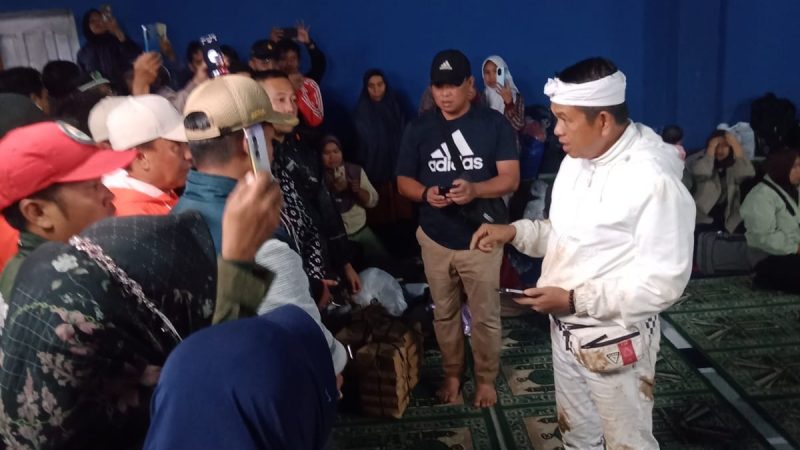 Gubernur Dedi Mulyadi memastikan relokasi warga terdampak longsor di Kabupaten Bandung Barat akan dilakukan demi keselamatan masyarakat. Kebijakan tersebut disampaikan saat ia meninjau langsung lokasi bencana longsor di Kecamatan Cisarua, Sabtu (24/1/2026). Dok: Humas Jabar