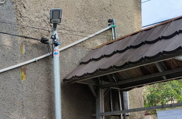 Lampu penerangan jalan gang (PJG) merenggut nyawa seorang anak di Kelurahan Cibeureum, Kecamatan Cimahi Selatan, kota Cimahi. Foto: Warta Pajajaran