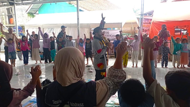 Anak-anak korban terdampak longsor Cisarua mengikuti trauma healing, Selasa (27/1/2026). Foto: Tim Liputan Kabar Pajajaran