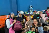 Dinas Pemberdayaan Perempuan, Perlindungan Anak dan Keluarga Berencana (DP3AKB) Provinsi Jawa Barat memberikan dukungan psikologis awal atau Psychological First Aid (PFA) kepada warga terdampak bencana tanah longsor di Desa Pasirlangu, Kecamatan Cisarua, Kabupaten Bandung Barat (KBB). Foto : Humas Jabar