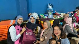 Dinas Pemberdayaan Perempuan, Perlindungan Anak dan Keluarga Berencana (DP3AKB) Provinsi Jawa Barat memberikan dukungan psikologis awal atau Psychological First Aid (PFA) kepada warga terdampak bencana tanah longsor di Desa Pasirlangu, Kecamatan Cisarua, Kabupaten Bandung Barat (KBB). Foto : Humas Jabar