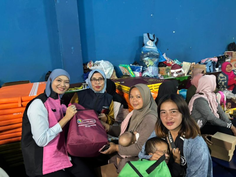 Dinas Pemberdayaan Perempuan, Perlindungan Anak dan Keluarga Berencana (DP3AKB) Provinsi Jawa Barat memberikan dukungan psikologis awal atau Psychological First Aid (PFA) kepada warga terdampak bencana tanah longsor di Desa Pasirlangu, Kecamatan Cisarua, Kabupaten Bandung Barat (KBB). Foto : Humas Jabar