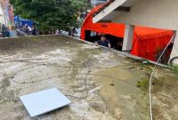 Dinas Komunikasi dan Informatika (Diskominfo) Jawa Barat membantu penanganan longsor di Kecamatan Cisarua, Kabupaten Bandung Barat (KBB) dengan menyediakan jaringan internet yang terkoneksi langsung ke satelit. Dua unit alat jaringan internet telah dipasang di sekitar lokasi longsor.Foto : Humas Jabar