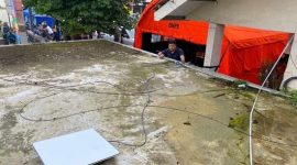 Dinas Komunikasi dan Informatika (Diskominfo) Jawa Barat membantu penanganan longsor di Kecamatan Cisarua, Kabupaten Bandung Barat (KBB) dengan menyediakan jaringan internet yang terkoneksi langsung ke satelit. Dua unit alat jaringan internet telah dipasang di sekitar lokasi longsor.Foto : Humas Jabar