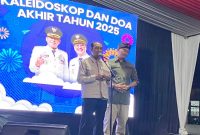 Wali Kota Cimahi Ngatiyana bersama Wakil Wali Kota Adhitia Yudisthira memberikan sambutan pada malam pergantian tahun baru 2026 di halaman Kantor Wali Kota, Rabu (31/12/2025). Foto: Kabar Pajajaran/Radit