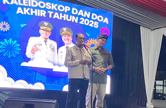 Wali Kota Cimahi Ngatiyana bersama Wakil Wali Kota Adhitia Yudisthira memberikan sambutan pada malam pergantian tahun baru 2026 di halaman Kantor Wali Kota, Rabu (31/12/2025). Foto: Kabar Pajajaran/Radit
