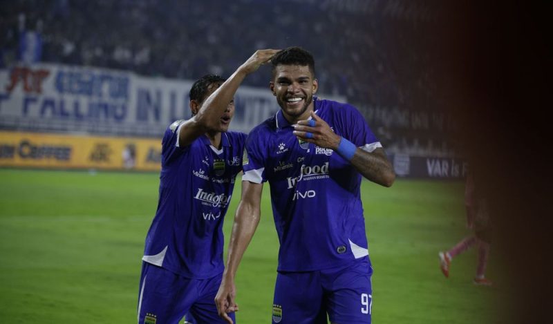 Aksi selebrasi pemain Persib Bandung setelah mencetak gol penentu kemenangan 1–0 atas PSBS Biak di Stadion Gelora Bandung Lautan Api (GBLA) dalam lanjutan BRI Super League 2025/2026, Minggu (25/1/2026). Foto: persib.co.id