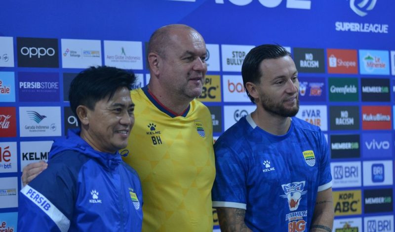 Meski secara klasemen Persib lebih diunggulkan, Bojan Hodak menegaskan bahwa timnya tidak boleh memandang remeh PSBS Biak. Menurutnya, performa tim asal Papua itu patut diwaspadai, terutama setelah meraih kemenangan besar pada laga sebelumnya. Foto: persib.co.id