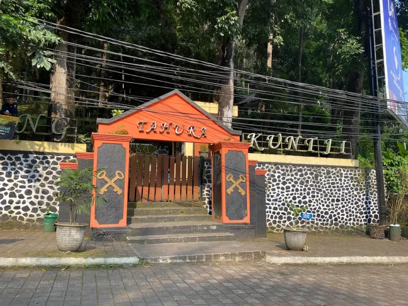 Tahura Gunung Kunci menjadi salah satu destinasi wisata unggulan di Kabupaten Sumedang yang menyuguhkan keindahan hutan alam sekaligus menyimpan nilai sejarah di dalamnya. Foto: Dee Wd/Google