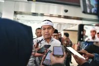Gubernur Jawa Barat Dedi Mulyadi memberikan keterangan kepada media di Gedung Sate, Kota Bandung, terkait kepastian realisasi beasiswa bagi siswa SMA dan SMK swasta pada tahun ajaran baru 2026/2027. Foto: jabarprov.go.id
