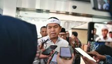Gubernur Jawa Barat Dedi Mulyadi memberikan keterangan kepada media di Gedung Sate, Kota Bandung, terkait kepastian realisasi beasiswa bagi siswa SMA dan SMK swasta pada tahun ajaran baru 2026/2027. Foto: jabarprov.go.id