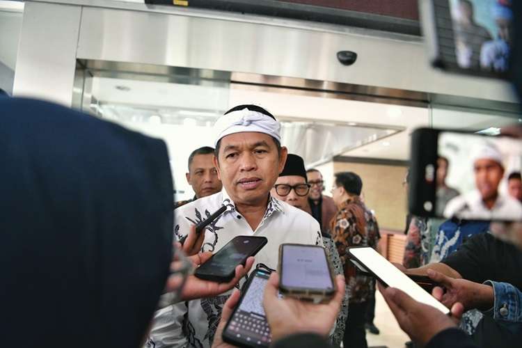 Gubernur Jawa Barat Dedi Mulyadi memberikan keterangan kepada media di Gedung Sate, Kota Bandung, terkait kepastian realisasi beasiswa bagi siswa SMA dan SMK swasta pada tahun ajaran baru 2026/2027. Foto: jabarprov.go.id