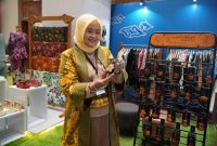 Ketua Dekranasda Jawa Barat, Noneng Komara Nengsih memamerkan beragam produk kerajinan asal Jawa Barat yang berhasil mencuri perhatian pengunjung International Handicraft Trade Fair (Inacraft) 2026 yang digelar di Jakarta International Convention Center (JICC), Jakarta, pada 4–8 Februari 2026. Foto: jabarprov.go.id