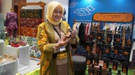 Ketua Dekranasda Jawa Barat, Noneng Komara Nengsih memamerkan beragam produk kerajinan asal Jawa Barat yang berhasil mencuri perhatian pengunjung International Handicraft Trade Fair (Inacraft) 2026 yang digelar di Jakarta International Convention Center (JICC), Jakarta, pada 4–8 Februari 2026. Foto: jabarprov.go.id