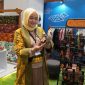 Ketua Dekranasda Jawa Barat, Noneng Komara Nengsih memamerkan beragam produk kerajinan asal Jawa Barat yang berhasil mencuri perhatian pengunjung International Handicraft Trade Fair (Inacraft) 2026 yang digelar di Jakarta International Convention Center (JICC), Jakarta, pada 4–8 Februari 2026. Foto: jabarprov.go.id