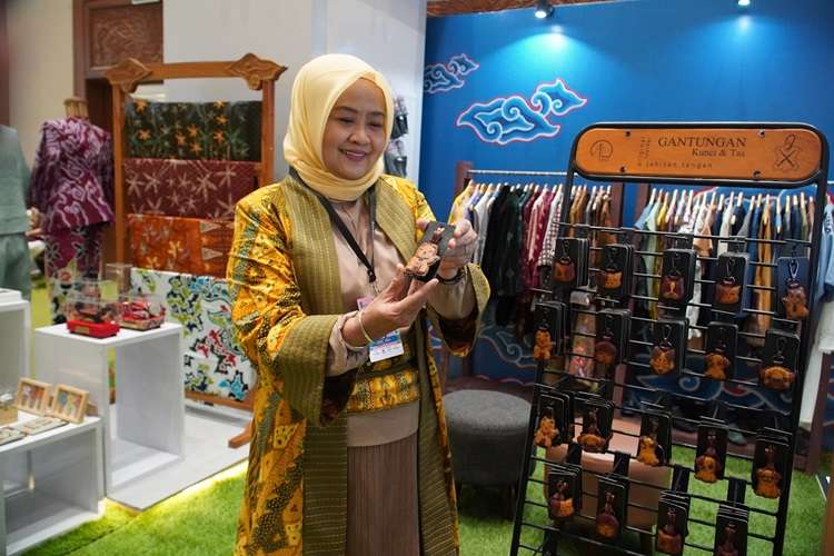 Ketua Dekranasda Jawa Barat, Noneng Komara Nengsih memamerkan beragam produk kerajinan asal Jawa Barat yang berhasil mencuri perhatian pengunjung International Handicraft Trade Fair (Inacraft) 2026 yang digelar di Jakarta International Convention Center (JICC), Jakarta, pada 4–8 Februari 2026. Foto: jabarprov.go.id