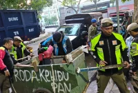 Jelang Bulan Suci Ramadan, Dinas Sosial Kota Bandung mengintensifkan penjangkauan terhadap Pemerlu Pelayanan Kesejahteraan Sosial di sejumlah ruas jalan di Kota Bandung. Foto: Diskominfo Kota Bandung