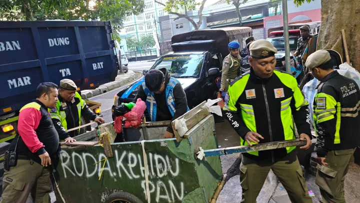 Jelang Bulan Suci Ramadan, Dinas Sosial Kota Bandung mengintensifkan penjangkauan terhadap Pemerlu Pelayanan Kesejahteraan Sosial di sejumlah ruas jalan di Kota Bandung. Foto: Diskominfo Kota Bandung