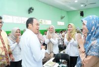 Wali Kota Cimahi, Ngatiyana menghadiri Bimbingan Teknis (Bimtek) Olimpiade Sains Nasional (OSN) jenjang SD tingkat Kota Cimahi Tahun 2026, bertempat  di Gedung PKG Kecamatan Cimahi Tengah pada Rabu (11/2), diikuti para guru pendamping dan perwakilan sekolah dasar se Kota Cimahi. Foto: cimahikota.go.id