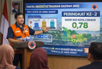 Indeks Ketahanan Daerah (IKD) Kota Cimahi berhasil menduduki peringkat kedua di Jawa Barat dengan skor 0,78. Melalui integrasi data sosialisasi dan pemetaan jalur evakuasi yang sistematis, Cimahi kini diakui sebagai salah satu daerah dengan Indeks Risiko Bencana terkecil nomor dua di tingkat provinsi, sekaligus menunjukkan komitmen kuat pemerintah dalam membangun ketangguhan masyarakat terhadap ancaman Sesar Lembang dan bencana hidrometeorologi lainnya. Ilustrasi: Kabar Pajajaran