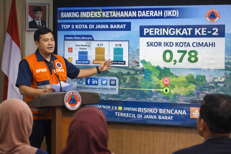 Indeks Ketahanan Daerah (IKD) Kota Cimahi berhasil menduduki peringkat kedua di Jawa Barat dengan skor 0,78. Melalui integrasi data sosialisasi dan pemetaan jalur evakuasi yang sistematis, Cimahi kini diakui sebagai salah satu daerah dengan Indeks Risiko Bencana terkecil nomor dua di tingkat provinsi, sekaligus menunjukkan komitmen kuat pemerintah dalam membangun ketangguhan masyarakat terhadap ancaman Sesar Lembang dan bencana hidrometeorologi lainnya. Ilustrasi: Kabar Pajajaran