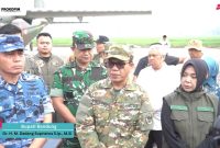 Bupati Bandung Dadang Supriatna memberikan keterangan tentang bibit pohon yang akan ditebar dengan sistem aeroseeding menggunakan pesawat Cassa 212 milik TNI AU, Sabtu (30/1/2026). Foto: SC Prokopim Kab Bandung