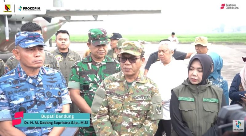 Bupati Bandung Dadang Supriatna memberikan keterangan tentang bibit pohon yang akan ditebar dengan sistem aeroseeding menggunakan pesawat Cassa 212 milik TNI AU, Sabtu (30/1/2026). Foto: SC Prokopim Kab Bandung